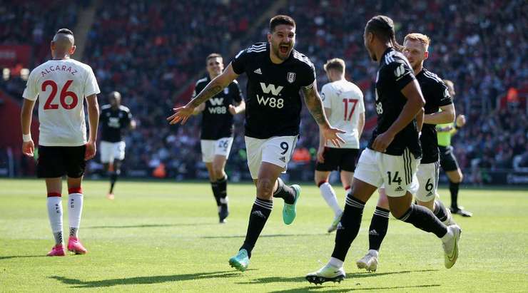Vào rồi! Aleksandar Mitrovic (Fulham) bức tốc vào vòng cấm và chọn đúng điểm rơi sau đường căng ngang của Harry Wilson trước khi dứt điểm cận thành đẹp mắt vào góc thấp bên phải khung thành. Tỉ số là 0:2.