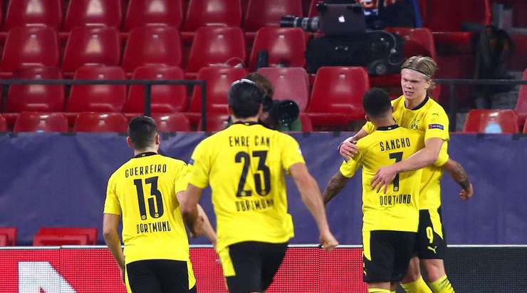 Vào! Jadon Sancho thực hiện một đường chuyền đến chân Erling Haaland (Dortmund) và cầu thủ này tung một cú sút chìm từ trong vòng cấm, làm tung lưới khung thành đối phương. Tỉ số là 1:2.