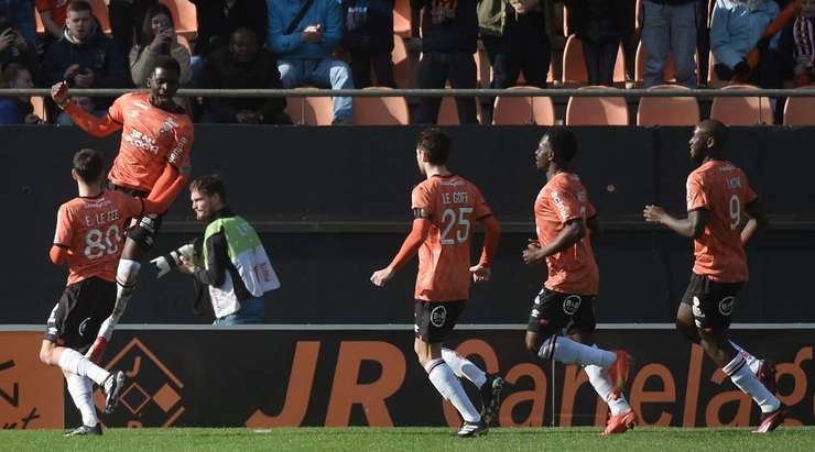 Vào! Bamba Dieng (Lorient) giành chiến thắng trên chấm phạt đền bằng một cú sút không thể cản phá, vượt qua tầm với của thủ môn Benjamin Leroy vào góc thấp bên trái.