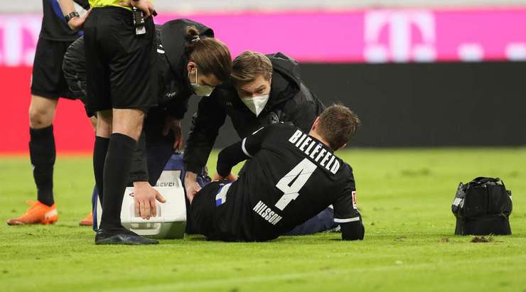 Có vẻ như Joakim Nilsson (Arminia Bielefeld) đang gặp khó khăn sau khi bị choáng. Chúng ta sẽ xem liệu anh ấy có thể vượt qua không.