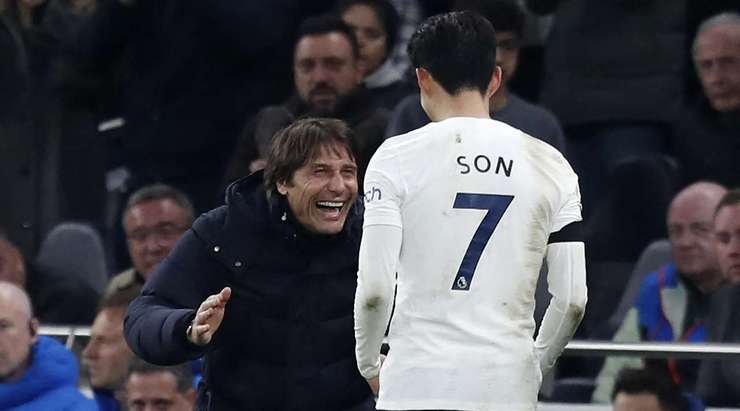 Bóng đã đi vào lưới! Harry Kane thực hiện một đường chọc khe chuẩn xác cho Heung-Min Son (Tottenham) và cầu thủ này bứt tốc vào vòng cấm để tung một cú sút tuyệt đẹp vào góc dưới bên trái. Tỉ số đã được thay đổi thành 3:1.