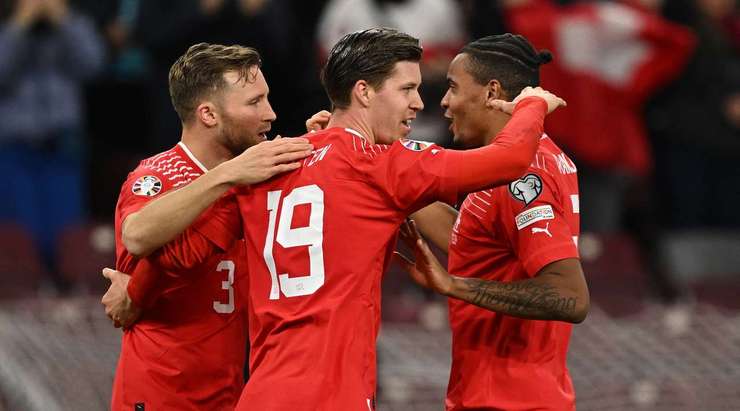 Vào rồi! Denis Zakaria thể hiện khả năng bao quát trận đấu bằng một đường chuyền dài vào đúng đà di chuyển của Silvan Widmer (Thụy Sĩ), người đã đánh đầu chuẩn không cần chỉnh từ cự ly gần vào góc thấp bên trái khung thành. Tỉ số là 3:0.