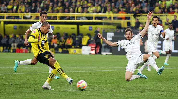 Vào! Donyell Malen (Dortmund) được nạp đạn bằng đường chuyền chính xác của Karim Adeyemi ở một vị trí bên trong vòng cấm. Cú sút trái phá của anh không cho thủ môn đối phương bất kỳ cơ hội cản phá nào, bóng ghim thẳng vào góc thấp bên trái khung thành. Tỉ số là 4:0.