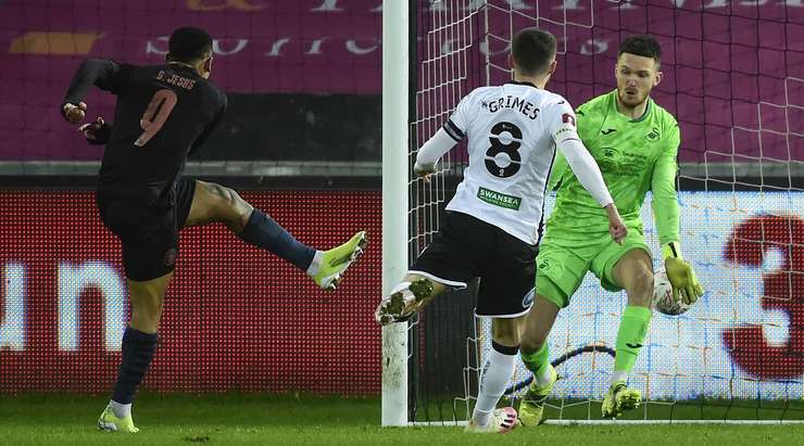 Vào! Bernardo Silva Gabriel Jesus (Manchester City), người cho thấy quyết tâm tuyệt vời để đón bóng trước một vài hậu vệ và từ trong vòng cấm tung đưa nó vào góc trái phía dưới 0:3.