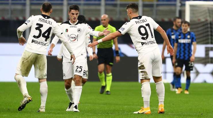 Roberto Piccoli (Spezia) nhận một đường chuyền thú vị bên trong vòng cấm và anh sút bóng lọt qua thủ môn vào lưới. Một pha dứt điểm xuất sắc!
