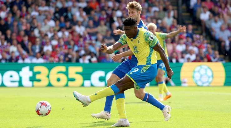 Vào! Morgan Gibbs-White thực hiện một đường chuyền đến chân Taiwo Awoniyi (Nottingham) và cầu thủ này tung một cú sút chìm từ trong vòng cấm, làm tung lưới khung thành đối phương. Tỉ số là 0:1.