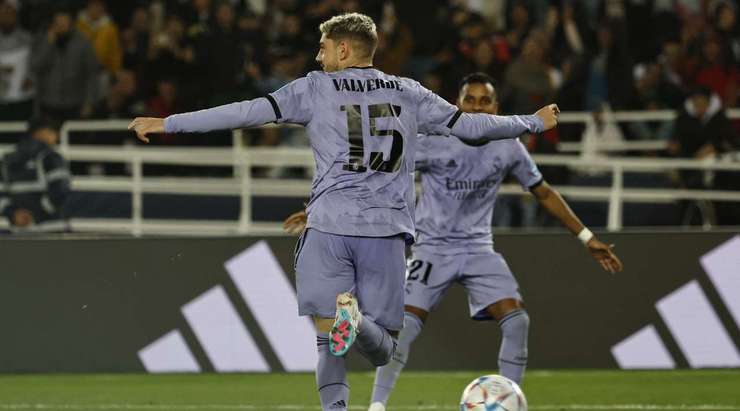 Vào! Federico Valverde (Real Madrid) là người nhanh nhất phản ứng với pha bóng bật ra và sút bóng vào lưới. Tỉ số là 0:2.