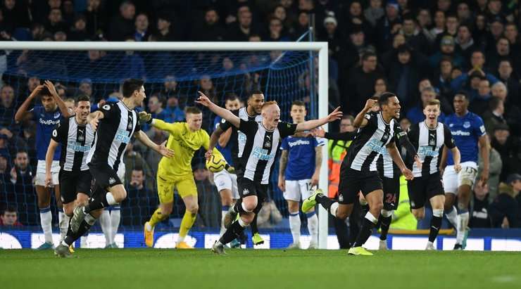 Vào! Florian Lejeune (Newcastle Utd) đã có mặt đúng lúc đúng chỗ để lấy bóng bật ra trong vòng cấm, và anh ấy sút bóng vào chính giữa mành lưới. Tỉ số là 2:1.