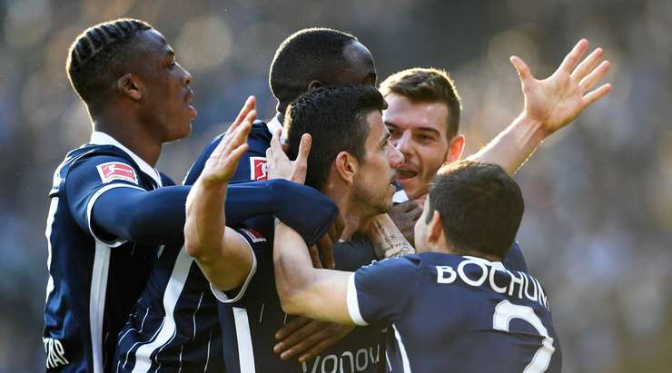Vào! Anthony Losilla (Bochum) tung một cú sút trong vòng cấm và pha dứt điểm bị chệch hướng và đi qua thủ môn. 2:1.