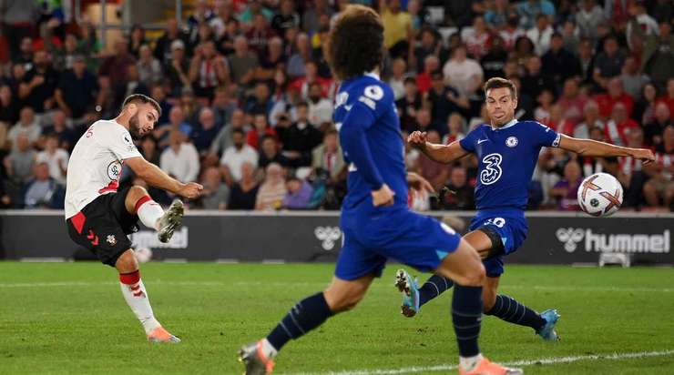Vào! Romain Perraud kiến tạo cho Adam Armstrong (Southampton) một đường chuyền tốt trong vòng cấm. Nó cho phép anh ấy dứt điểm với một cú sút hiểm hóc vào góc cao bên phải. 2:1.