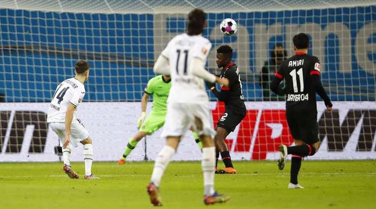 Một tuyệt phẩm ngay ngoài vòng cấm! Christoph Baumgartner (Hoffenheim) tung một cú sút căng như kẻ chỉ đưa bóng vào góc cao bên phải khung thành.