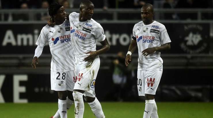 Fousseni Diabate (Amiens SC) tạo khoảng trống cho mình tại rìa vòng cấm và tung cú sút. Pha dứt điểm chính xác của anh ấy đi trúng cột dọc và bóng dội vào góc thấp bên phải mành lưới. Tỉ số được nâng lên 3:0.