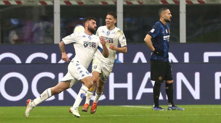 PHẢN LƯỚI NHÀ! Andrei Radu (Inter) có một khoảnh khắc đáng quên khi anh vô tình làm đổi hướng cú sút, và đưa bóng thẳng vào khung thành đội nhà! Tỉ số là: 1:2.