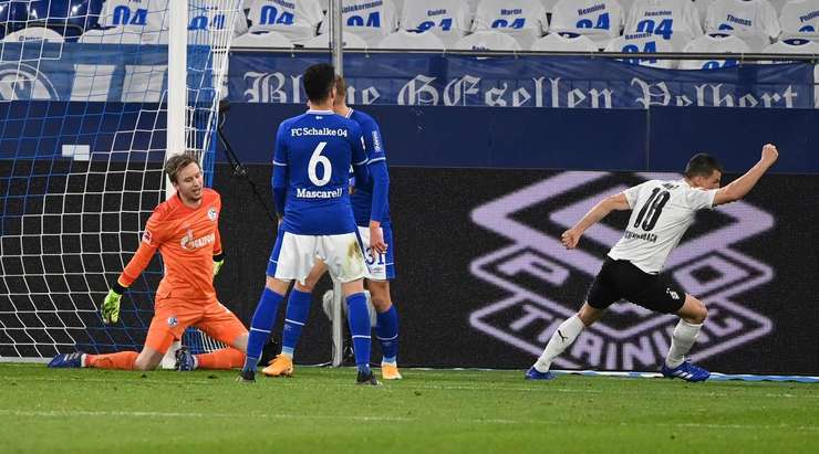 VÀO! Bóng được treo vào từ quả phạt góc và Stefan Lainer (B. Monchengladbach) chạy chỗ rất tốt để tung một cú đánh đầu hoàn hảo vào góc phải cầu môn. Tỉ số của trận đấu đã được nâng lên: 0:2.