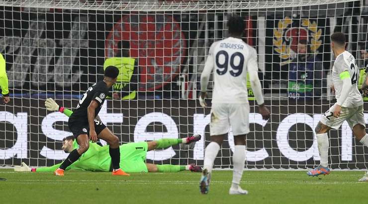 Vào! Khvicha Kvaratskhelia kiến tạo cho Giovanni Di Lorenzo (Napoli) một đường chuyền tốt trong vòng cấm. Nó cho phép anh ấy dứt điểm với một cú sút chính xác vào góc trái phía dưới. 0:2.