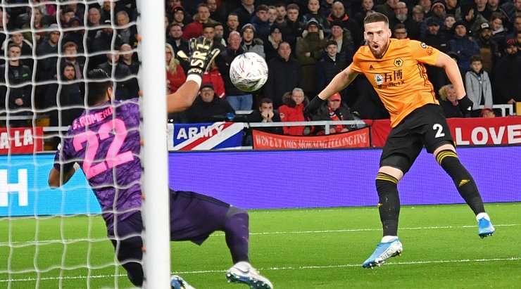 Wolves có cơ hội để ghi bàn từ quả phạt góc, nhưng nó bị chặn bởi một hậu vệ, người phá được bóng ra xa.