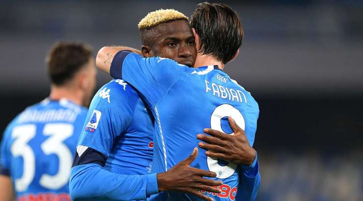 VÀO! Victor Osimhen (Napoli) nhận bóng sau một tình huống phản công chớp nhoáng. Dù vẫn còn nhiều hậu vệ đối phương trước mặt, anh đảo bóng như rang lạc và ghi một bàn thắng đẹp mắt từ cự ly gần, nâng tỉ số lên 2:0.