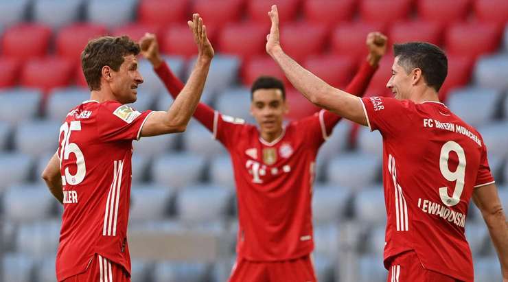 Vào! Jamal Musiala chuyền bóng cho Thomas Muller (Bayern Munich) và cầu thủ này có một cú sút bị bị đổi hướng ngay trong vòng cấm, khiến thủ môn Yann Sommer không thể làm gì được. 2:0.