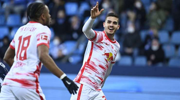 Vào! Benjamin Henrichs chuyền cho Christopher Nkunku (RB Leipzig) tại rìa vòng cấm và anh ấy tìm đến góc trái phía dưới với một pha dứt điểm tuyệt vời. Tỉ số là 0:1.