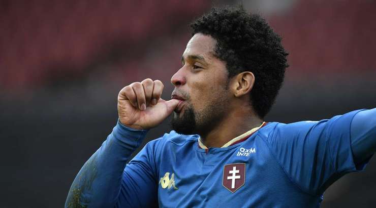 Vào! Vagner (Metz) giành chiến thắng trên chấm phạt đền bằng một cú sút không thể cản phá, vượt qua tầm với của thủ môn Gautier Larsonneur vào góc cao bên phải.