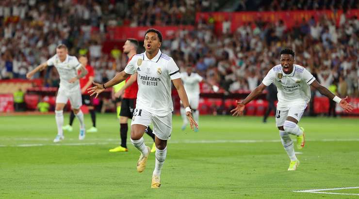 Vào! Vinicius Junior chuyền bóng cho Rodrygo (Real Madrid) và cầu thủ này có một cú sút bị bị đổi hướng ngay trong vòng cấm, khiến thủ môn Sergio Herrera không thể làm gì được. 1:0.