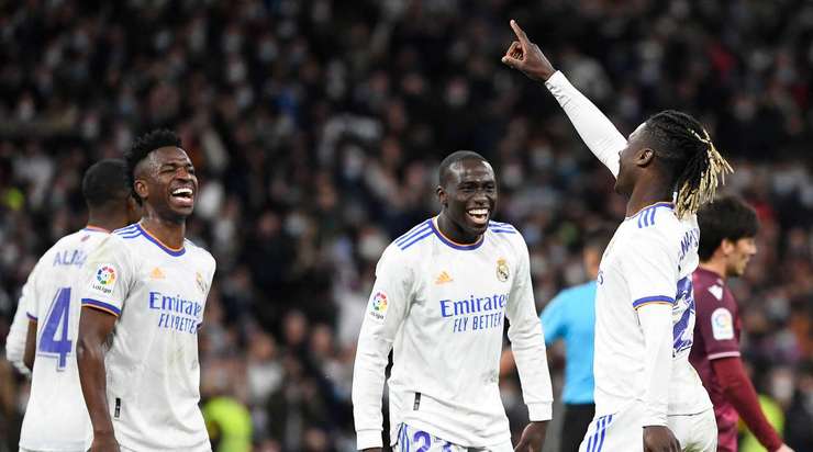Một tình huống chơi bóng rất kỹ thuật của Eduardo Camavinga (Real Madrid). khống chế gọn gàng đường chuyền đến từ Luka Modric và tung cú sút xa xuất sắc, đưa bóng vào sát mé trong cột dọc bên phải. Tỉ số là 1:1.