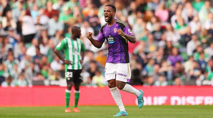 Vào! Kike Perez vừa thả một đường chọc khe thông minh cho Cyle Larin (Valladolid), anh xâm nhập vòng cấm và phóng một cú sút chính xác về phía góc thấp bên trái khung thành. Tỉ số là 1:1.
