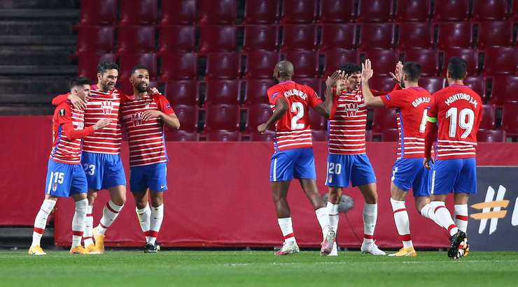 Vào! Kenedy thực hiện một đường lob bóng gọn gàng vào vòng cấm cho Yangel Herrera (Granada CF), người đã chiến thắng trong pha không chiến với hậu vệ đối phương trước khi đánh đầu về phía bên trái khung thành từ cự ly gần. Tỉ số là 1:0.