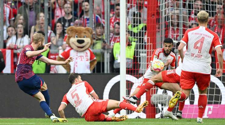 Konrad Laimer (RB Leipzig) nhận bóng trong vòng cấm, anh xoay trở rất nhanh nhẹn và dễ dàng tung cú sút chính xác vào ngay bên dưới xà ngang.