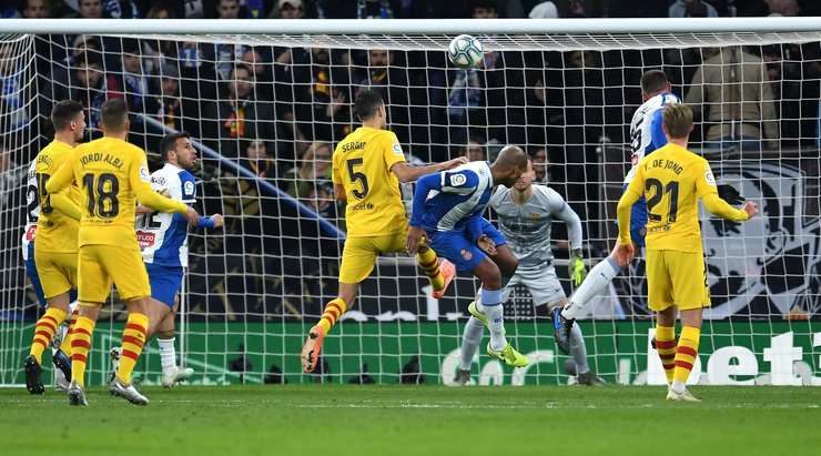Vào! David Lopez (Espanyol) thoát khỏi cầu đang thủ theo kèm mình để đón bóng từ quả đá phạt của Marc Roca và anh đánh đầu căng như kẻ chỉ từ gần chấm phạt đền vào góc thấp sát cột dọc bên trái. Một pha dứt điểm tuyệt vời - 1:0!