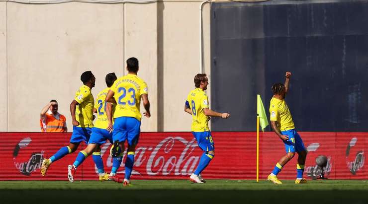Vào - 1:0! Theo Bongonda (Cadiz) tung một cú sút từ rìa vòng cấm và ghi bàn vào góc trái phía dưới. Alfonso Espino kiến tạo thành bàn.