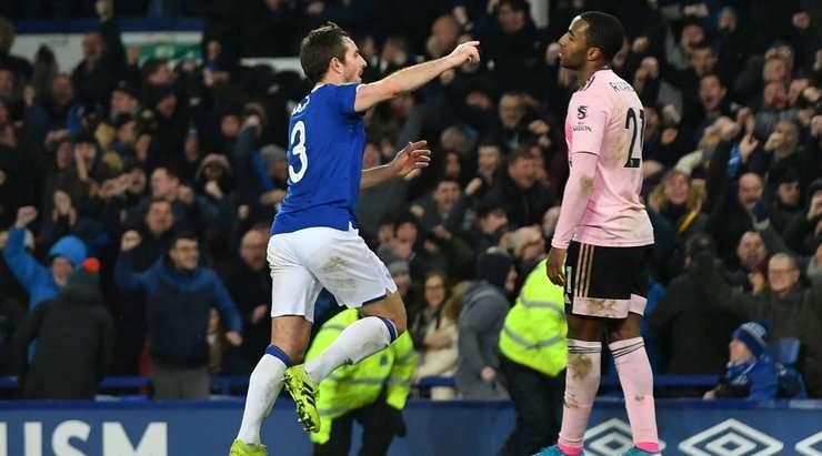 Leighton Baines (Everton) vừa thể hiện khả năng ma thuật của mình! Bàn thắng đến từ một cú sút đưa bóng vào góc cao bên trái khung thành!