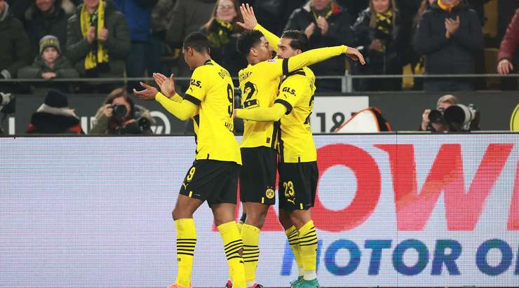 Emre Can (Dortmund) lấy bóng tại rìa vòng cấm và tung cú sút một chạm không hề do dự. Anh ấy sút bóng xuất sắc khi nó đi vào phía trong cột dọc bên trái. Có thể thực hiện tốt hơn không? Chắc chắn là không. 2:0.