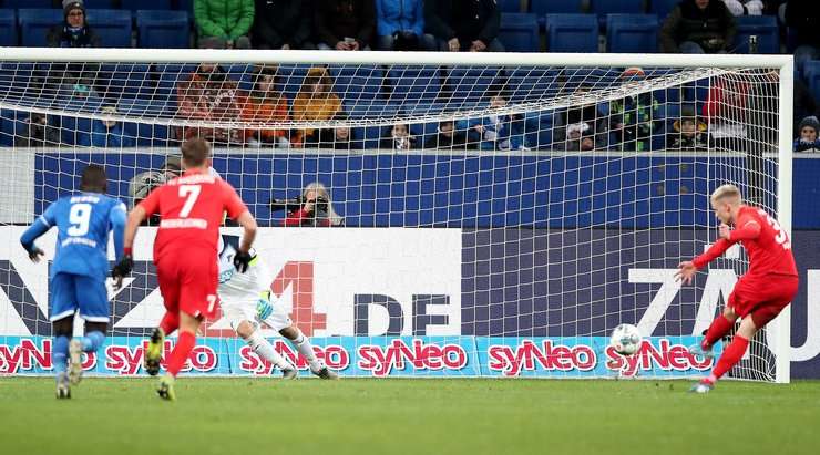 Vào! Philipp Max (Augsburg) đã khiến thủ môn đối phương đổ người sai hướng và sút bóng vào góc dưới bên phải khung thành.
