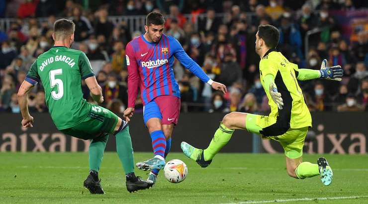 Vào! Ferran Torres (Barcelona) khống chế đẹp mắt một đường chuyền hơi mạnh của Ousmane Dembele ở một vị trí bên trong vòng cấm. Anh chạy cắt mặt một hậu vệ đối phương và ghi bàn bằng một cú sút chìm vào chính giữa khung thành. Tỉ số là 2:0.