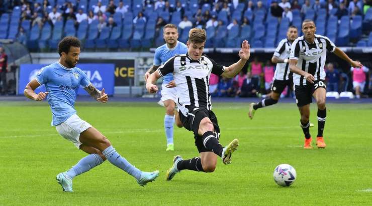 Felipe Anderson (Lazio) nhận một đường chuyền thấp chuẩn xác trong vòng cấm, anh kiểm soát bóng và sút vào chính giữa khung thành. Marco Silvestri có pha cản phá dễ dàng để bảo vệ khung thành.