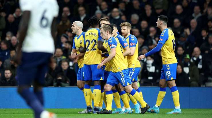 Vào! Đường chuyền bóng của Romain Perraud đến chân Armando Broja (Southampton) và cầu thủ này tung một cú sút một chạm cực tốt vào sát mé trong cột dọc bên trái. Thủ môn đã không thể cản phá cú sút, và tỉ số là 1:1.