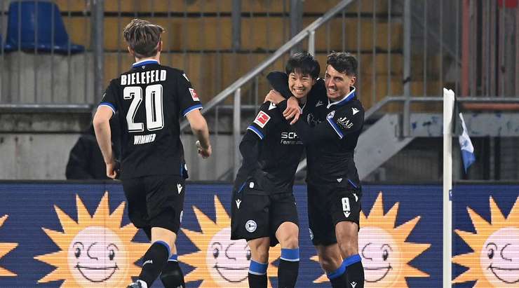 Masaya Okugawa (Arminia Bielefeld) có một pha đi bóng độc diễn tuyệt vời và dứt điểm từ trong vòng cấm, đánh bại thủ môn Sascha Burchert với một cú sút vào góc trái phía dưới. Tỉ số bây giờ là: 1:0.