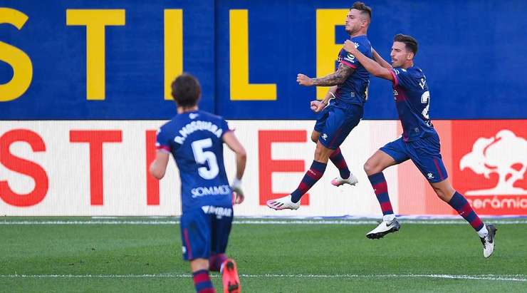 Bóng đã đi vào lưới! Juan Carlos thực hiện một đường chọc khe chuẩn xác cho Pablo Maffeo (Huesca) và cầu thủ này bứt tốc vào vòng cấm để tung một cú sút tuyệt đẹp vào góc dưới bên trái. Tỉ số đã được thay đổi thành 0:1.