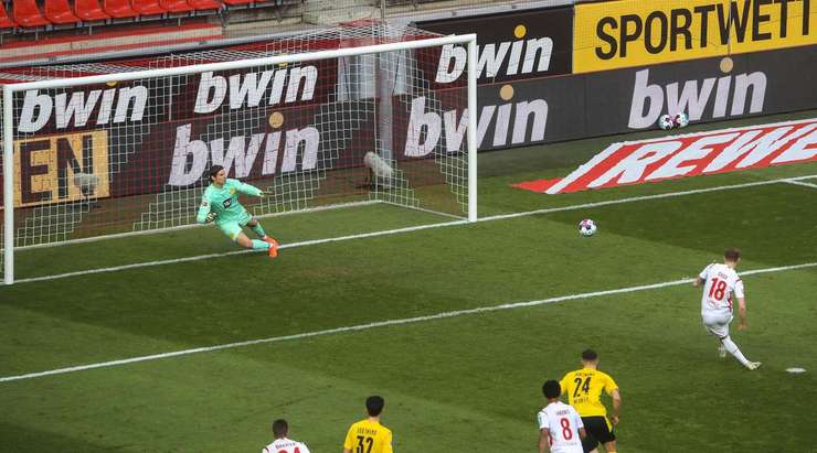 Vào! Ondrej Duda (Köln) có một màn chạy đà dài trước khi vùi quả bóng từ chấm phạt đền vào góc thấp bên phải khung thành.