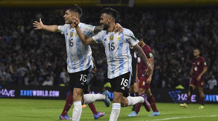 Vào - 1:0! Rodrigo de Paul kiến tạo cho Nicolas Gonzalez (Argentina) trong vòng cấm và anh ấy đưa bóng vào góc phải phía dưới và qua Wuilker Farinez.