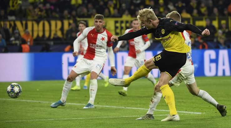 Vào! Jadon Sancho thực hiện một đường chuyền đến chân Julian Brandt (Dortmund) và cầu thủ này tung một cú sút từ trong vòng cấm, đưa bóng vào phía trong cột dọc bên trái. Tỉ số là 2:1.