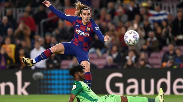 Một pha chạm bóng tuyệt vời của Antoine Griezmann (Barcelona) để khống chế một đường chuyền tốt của đồng đội vào vòng cấm. Anh lập tức dứt điểm về phía góc phải khung thành, nhưng nỗ lực của anh đã bị một hậu vệ xuất sắc cản phá. Bóng đã đi ra ngoài sân và trợ lý trọng tài chỉ vào cột cờ góc. Barcelona sẽ thực hiện nó.
