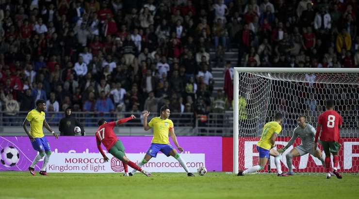 Sofiane Boufal (Ma Rốc) ghi bàn! Sofiane Boufal (Ma Rốc) được kiến tạo bởi Bilal El Khannous và anh ấy đã cho thấy sự bình tĩnh tuyệt vời trong vòng cấm để sút vào góc trái phía dưới. 1:0.