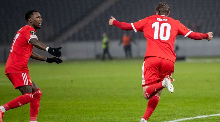 Vào! Max Kruse (Union Berlin) tung một cú sút trong vòng cấm và pha dứt điểm bị chệch hướng và đi qua thủ môn. 1:1.