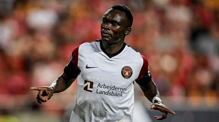 Pione Sisto (Midtjylland) dễ dàng chuyển hóa quả phạt đền thành bàn thắng với một cú sút theo phong cách Panenka.
