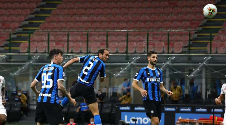 Alexis Sanchez thực hiện một quả tạt bổng đẹp mắt vào vòng cấm, nơi Diego Godin (Inter) bật cao đánh đầu chạm xà ngang vào lưới. Tỉ số bây giờ là - 2:1.