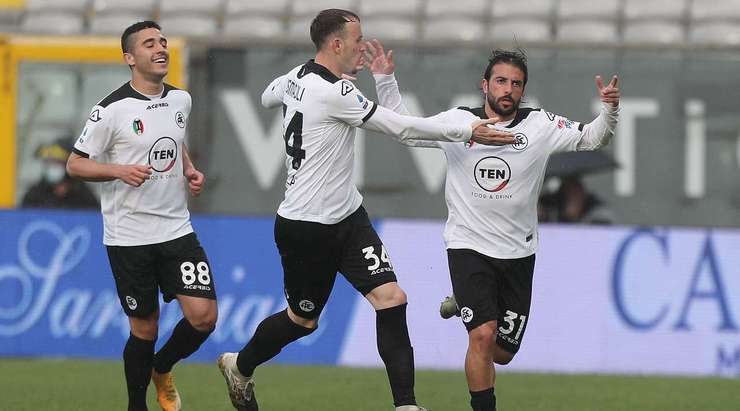 Vào! Daniele Verde (Spezia) dễ dàng đệm bóng vào lưới trống từ một cự ly gần, sau khi một cú sút đã đập vào một người hậu vệ và quả bóng bật ra. Tỉ số là 1:1.