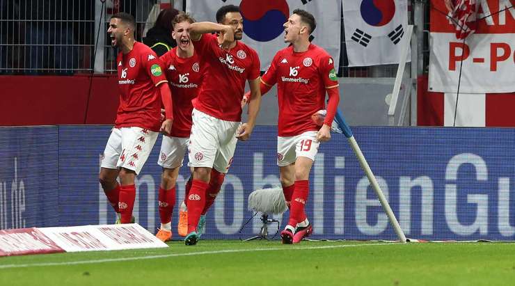 Vào! Karim Onisiwo (Mainz) sút bóng bật ra vào góc trái phía dưới sau khi bóng đến chỗ anh ấy trong vòng cấm. Tỉ số là 1:1.