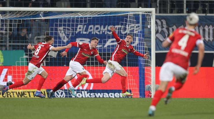 Đó là một bàn thắng! Roland Sallai (Freiburg) ra mắt với một pha dứt điểm rất tốt.